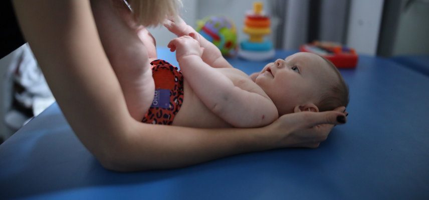 Asymetria u niemowląt: diagnoza, leczenie i porady dla rodziców